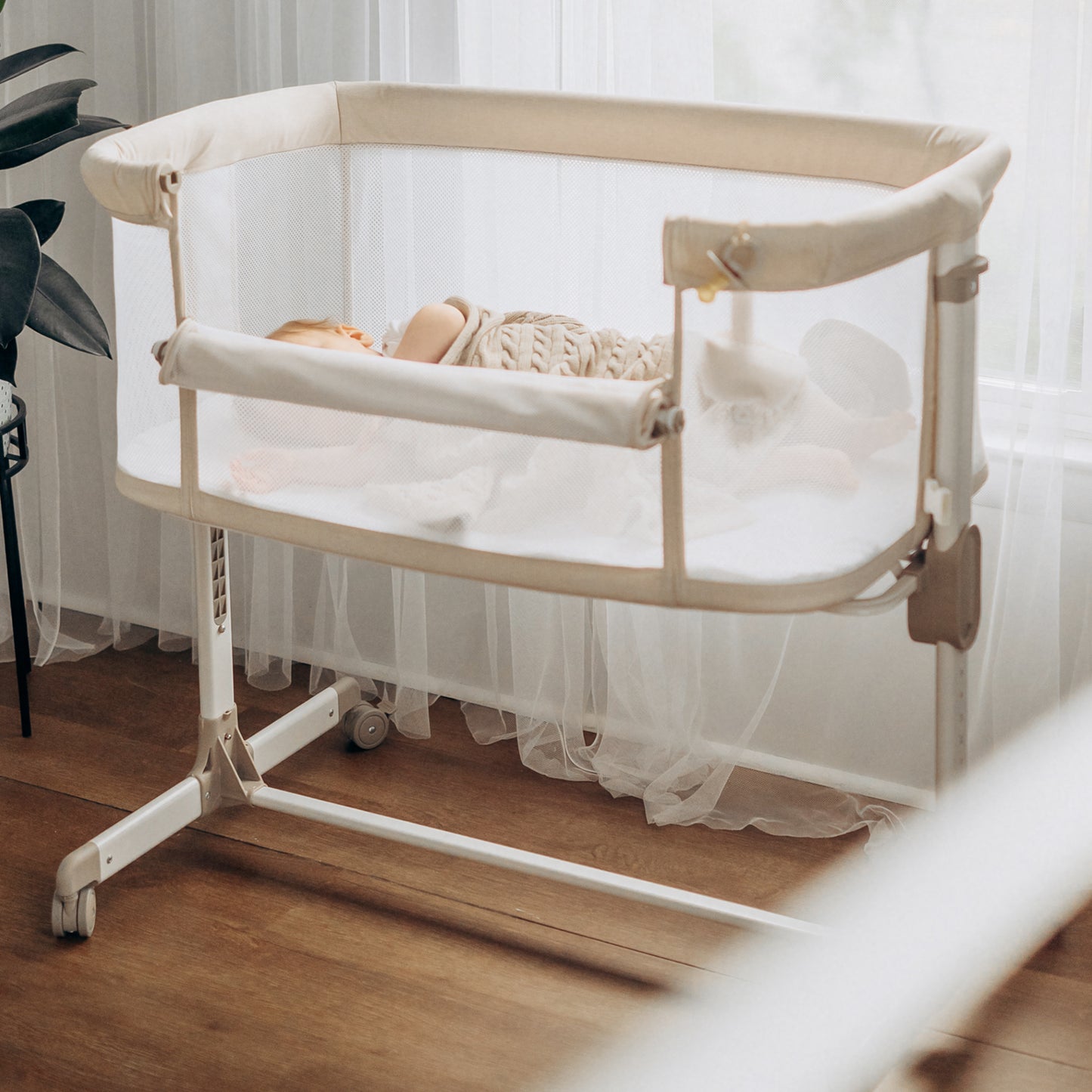 Baby Bassinets with wheels & high-density cotton fiber mattress Height Adjustable Baby Crib for Infants, Beige