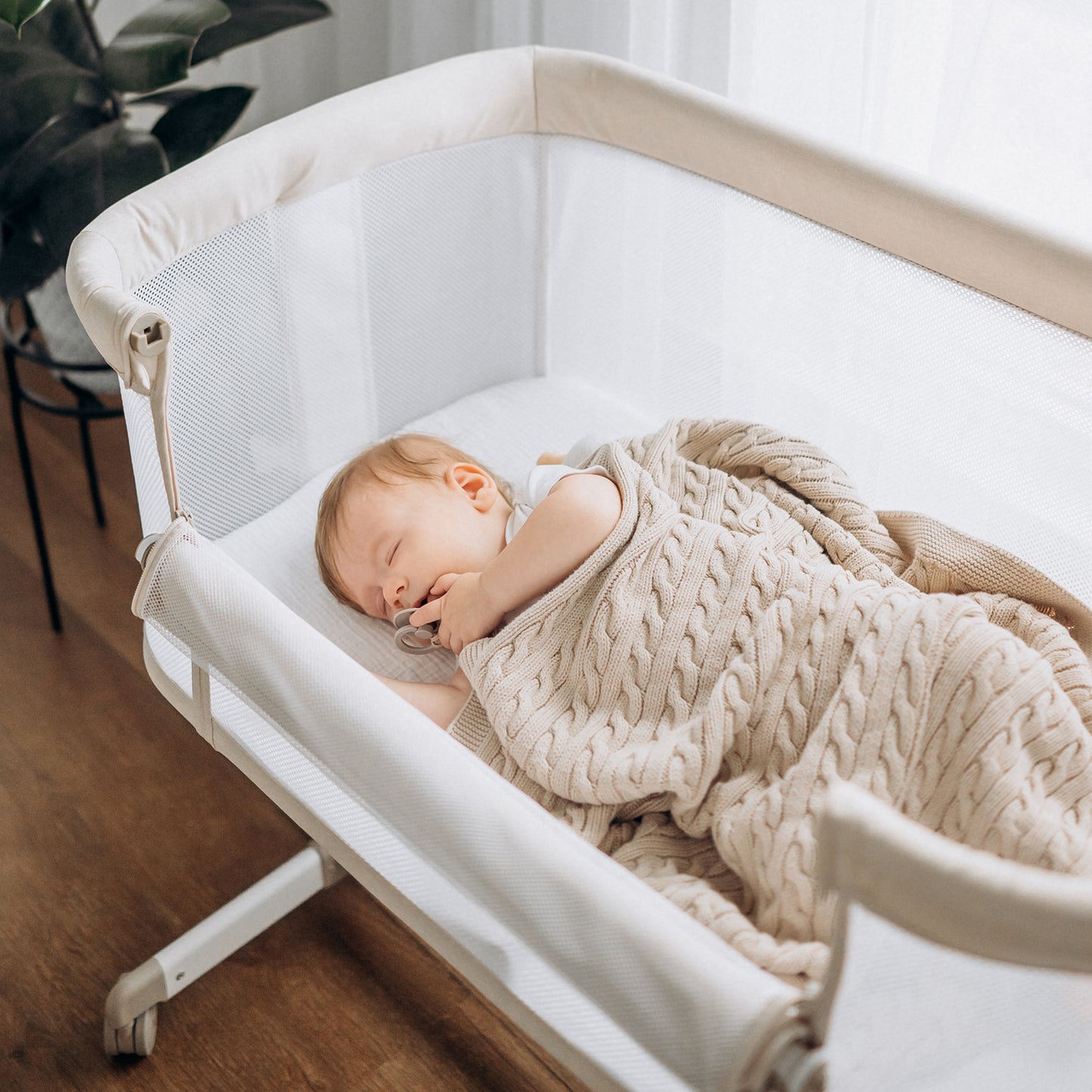 Baby Bassinets with wheels & high-density cotton fiber mattress Height Adjustable Baby Crib for Infants, Beige